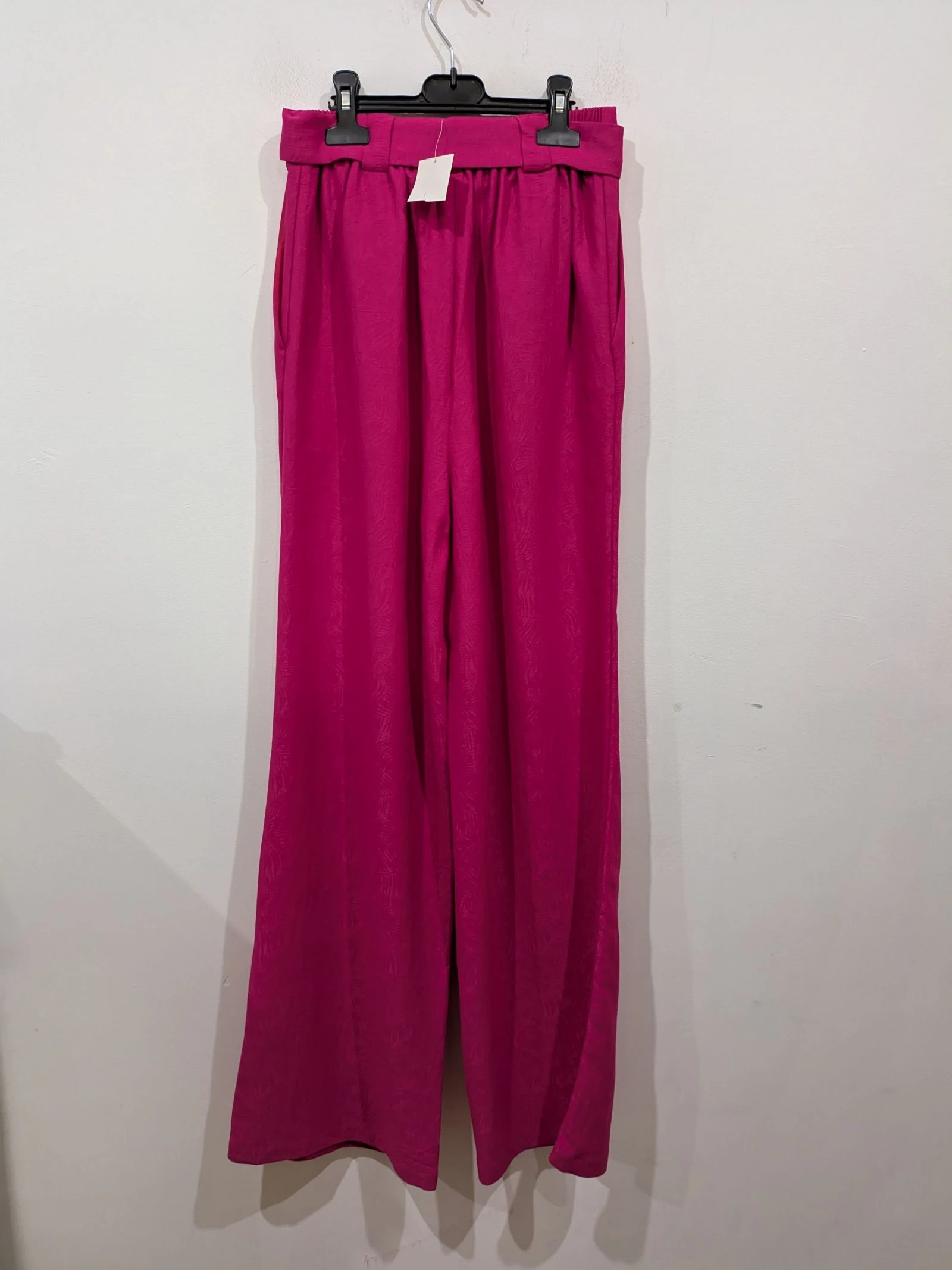 Calça palazzo fúcsia acetinada com cinto de laço. Tamanho 34 – photo 6